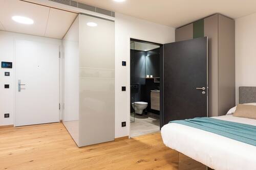 Panoramic-Doppelzimmer (50 sqm) | Wohnbereich | 43-Zoll-Smart-TV mit Digitalempfang, Fernseher