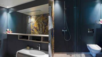 Dusche, Haartrockner, Fußbodenheizung (Badezimmer), Handtücher