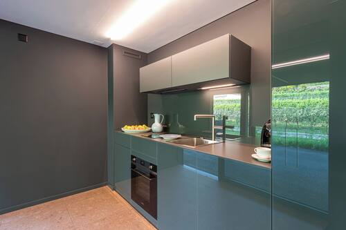 Großer Kühlschrank, Ofen, Geschirrspüler, Espressomaschine