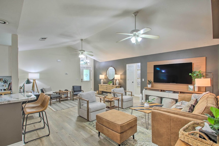 Cozy-modern Pensacola Home: Large Yard, Grill - Brent, FL
