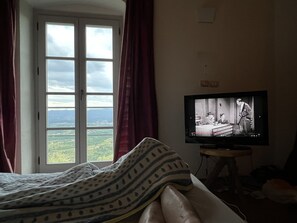 4 bedrooms, desk, WiFi