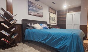 Desk, iron/ironing board, free WiFi, bed sheets - warm and cozy studio (Waterloo)