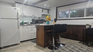 Fridge, microwave, oven, stovetop - warm and cozy studio (Waterloo)