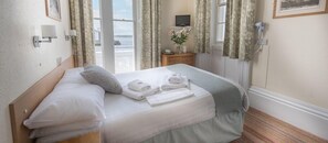 Double room with sea view | Strykejern/-brett og sengetøy