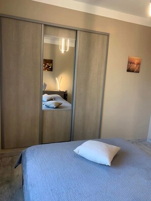 3 slaapkamers, een strijkplank/strijkijzer, gratis wifi, beddengoed