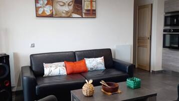 Televisio, pöytätennispöytä, kirjoja