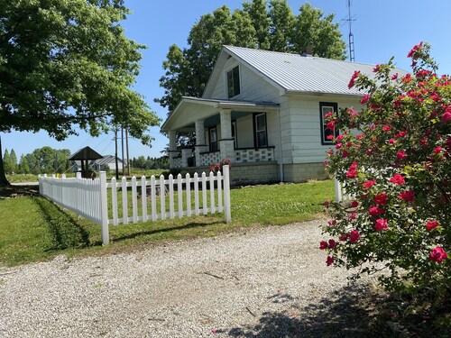 1930s Farmhouse Stay on 2 Acres