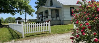 1930s Farmhouse Stay on 2 Acres