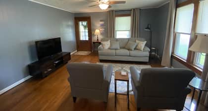 1930s Farmhouse Stay on 2 Acres
