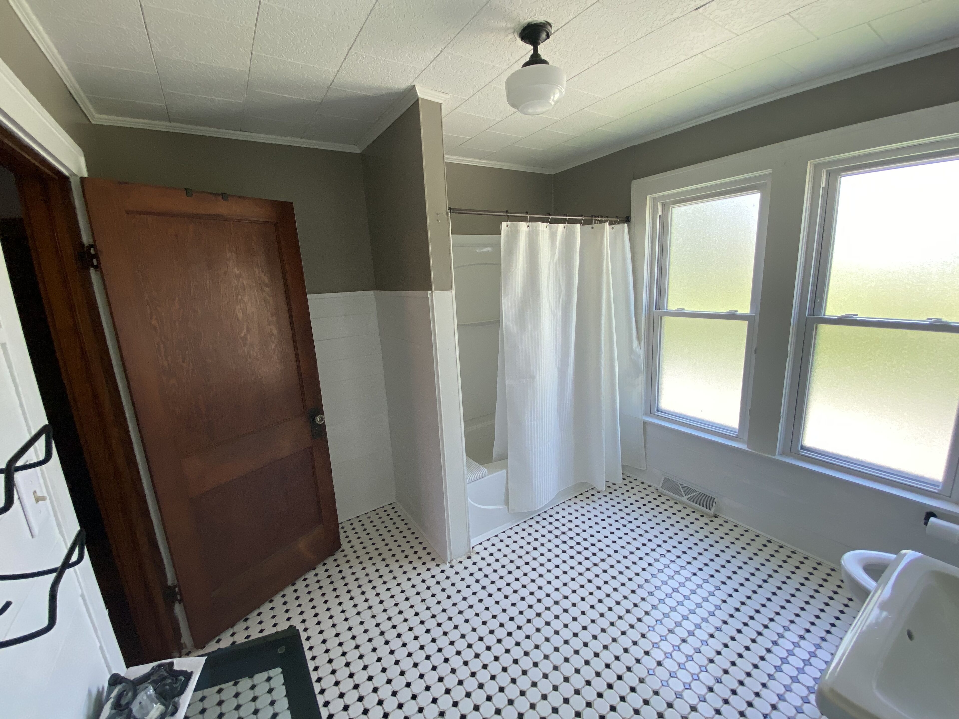 Combined shower/tub, hair dryer, towels, soap