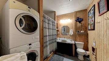 Douche, sĂšche-cheveux, bidet, serviettes fournies
