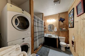 Ducha, secador de pelo, bidé y toallas