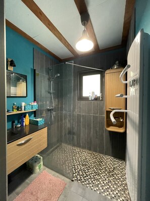 Shower, towels, soap, toilet paper