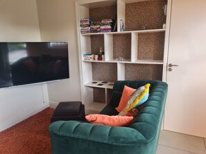 Apartment | Living room | Fireplace - Lisheens Lodge (Kealkill)