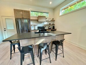 ثلاجة، ميكروويف، فرن، موقد طهي مسطح