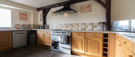 Cottage | Private kitchen | Fridge, microwave, oven, stovetop