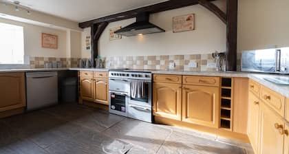 The Holmes Barn - Sleeps 16 - Peak District