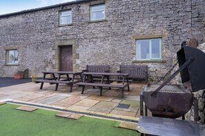 Outdoor dining - The Holmes Barn - Sleeps 16 - Pet Friendly (Buxton)