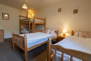 Cottage | 4 bedrooms, iron/ironing board, free WiFi, bed sheets
