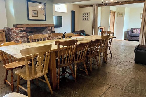 The Holmes Barn - Sleeps 16 - Pet Friendly