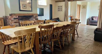 The Holmes Barn - Sleeps 16 - Pet Friendly