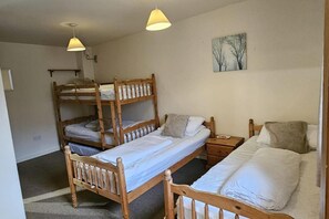 4 chambres, fer et planche à repasser, Internet gratuit par câble