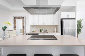 Een koelkast, een microgolfoven, een oven, een kookplaat