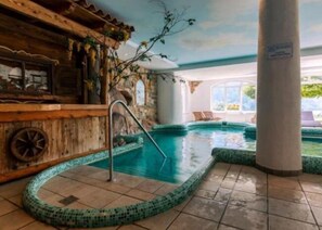 Innenpool, Außenpool, geöffnet von 09:00 Uhr bis 19:00 Uhr, Liegestühle
