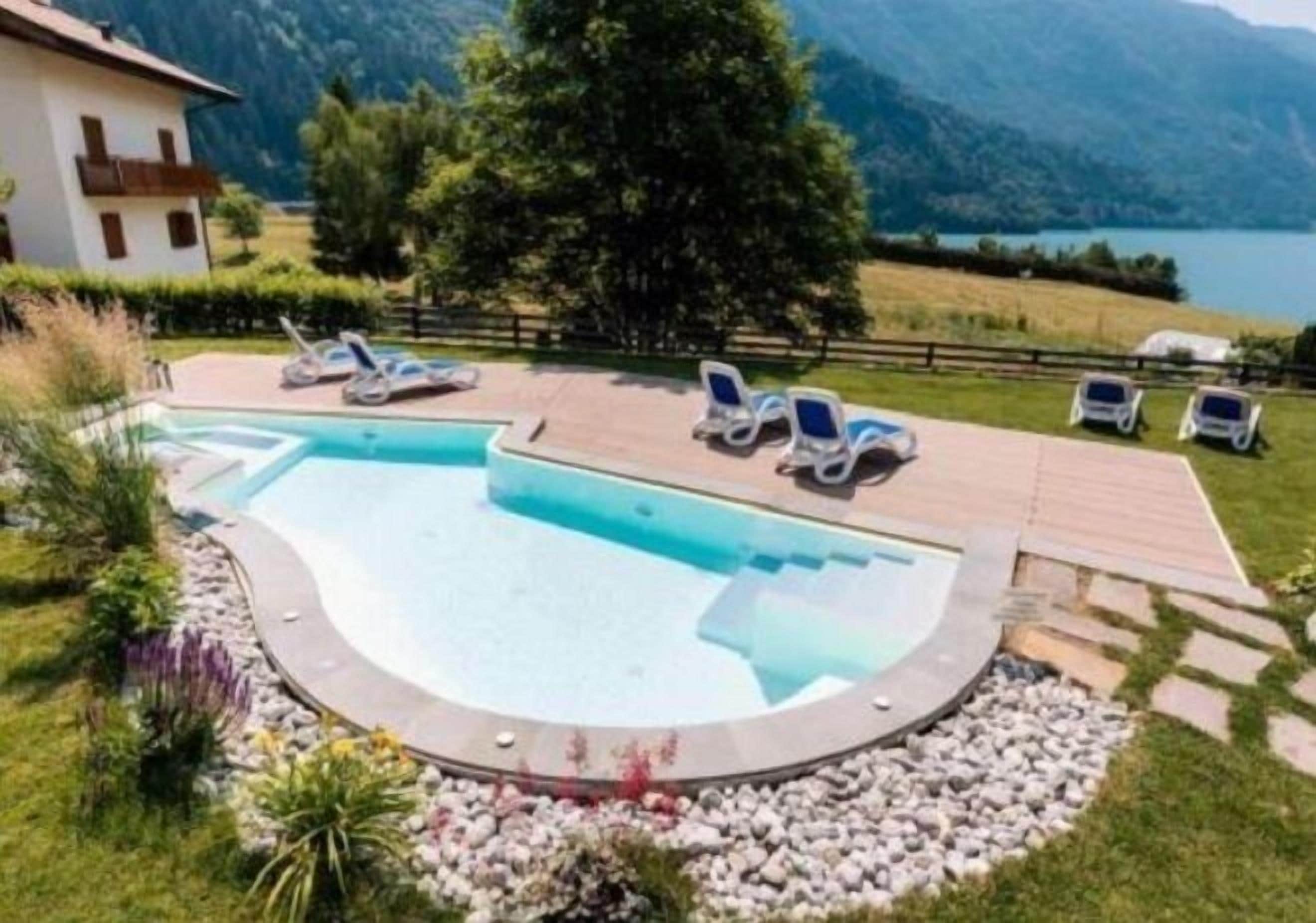 Innenpool, Außenpool, geöffnet von 09:00 Uhr bis 19:00 Uhr, Liegestühle