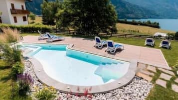 Innenpool, Außenpool, geöffnet von 09:00 Uhr bis 19:00 Uhr, Liegestühle