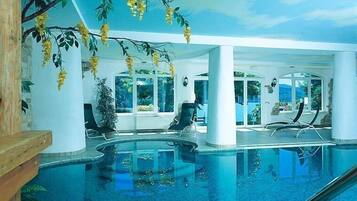 Piscine couverte, piscine extérieure, chaises longues