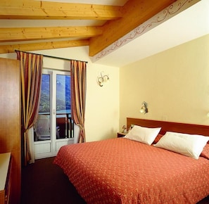 Standard Room, Mountain View | In-room safe, blackout curtains, free WiFi, bed sheets - Hotel Des Alpes (Molveno)