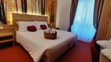 In-room safe, blackout curtains, free WiFi, bed sheets