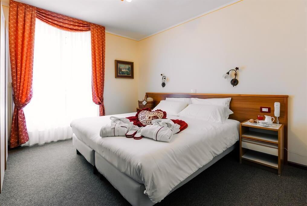 标准房, 湖景 | 客房内保险箱、遮光窗帘、免费 WiFi、床单