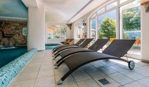 Innenpool, Außenpool, geöffnet von 09:00 Uhr bis 19:00 Uhr, Liegestühle