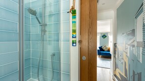 Duschwanne, Haartrockner, Handtücher, Seife