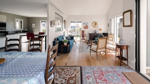 Um apartamento moderno com cozinha, sala de jantar, sala de estar e varanda.