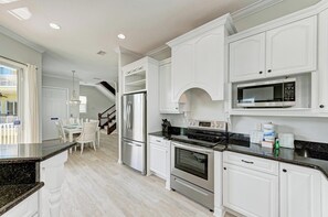 Fridge, microwave, stovetop, dishwasher