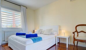 3 quartos, escrivaninha, ferros/tábuas de passar roupa