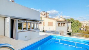 A modern building with a swimming pool, large windows, and a balcony. - Villa Bonanova Style (Palma)
