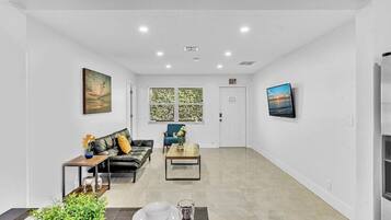 Een televisie en een kantoor