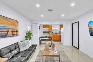 TV, offices - Hollywood 2 Bdrm New Furnished Beach Vacation LB2 (Hollywood)