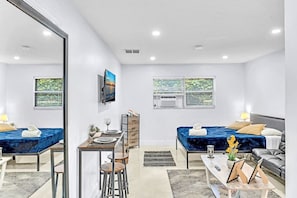 アイロン / アイロン台、旅行用ベビーベッド、WiFi (無料)、ベッドシーツ