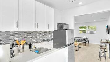 Frigorífico, microondas, cafetera o tetera y tostadora