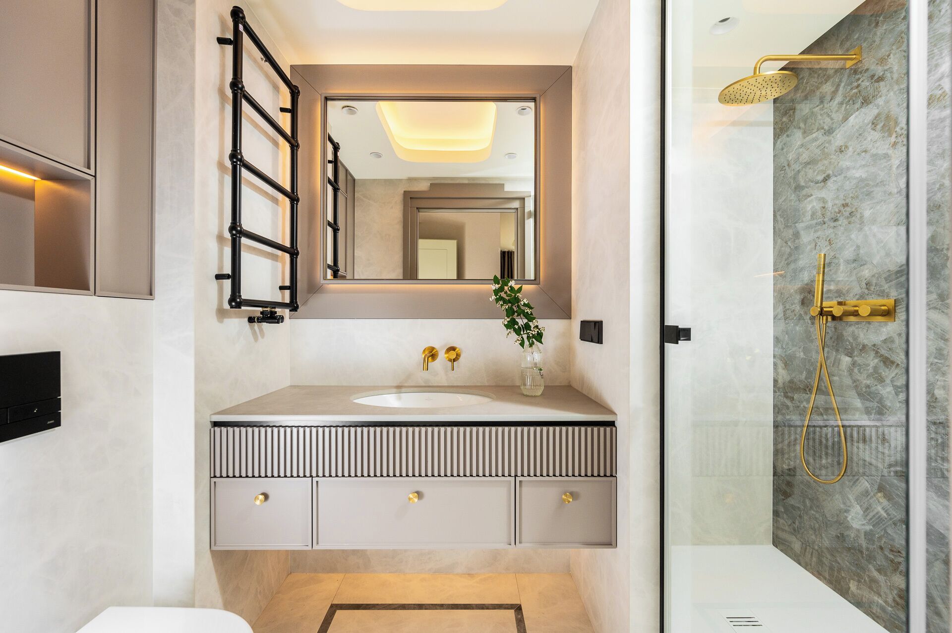 Premium Apartment | Bathroom | Shower, hydromassage showerhead, hair dryer, towels