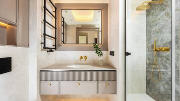 Premium Apartment | Bathroom | Shower, hydromassage showerhead, hair dryer, towels