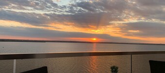 Romantiv Sunset on Lake 


