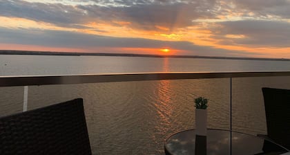 Romantiv Sunset on Lake