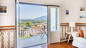 A balcony with a view of a mountainous landscape. - Casa da Leira (Vila Nova de Cerveira)