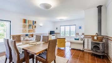 House, 3 Bedrooms, Patio, Mountain View | Ruang tamu | 32 inci televisyen skrin rata dengan kabel